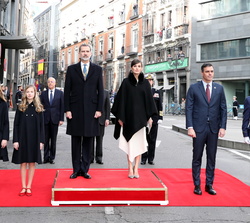Sus Majestades los Reyes a su llegada al Congreso reciben honores militares